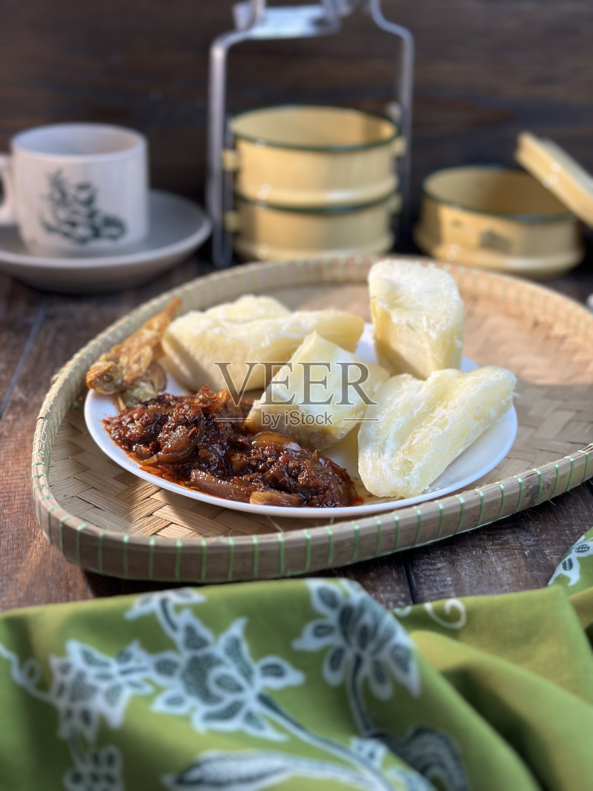 蒸木薯是传统的马来菜。配上深色背景的辣酱参巴。有选择性的重点。照片摄影图片