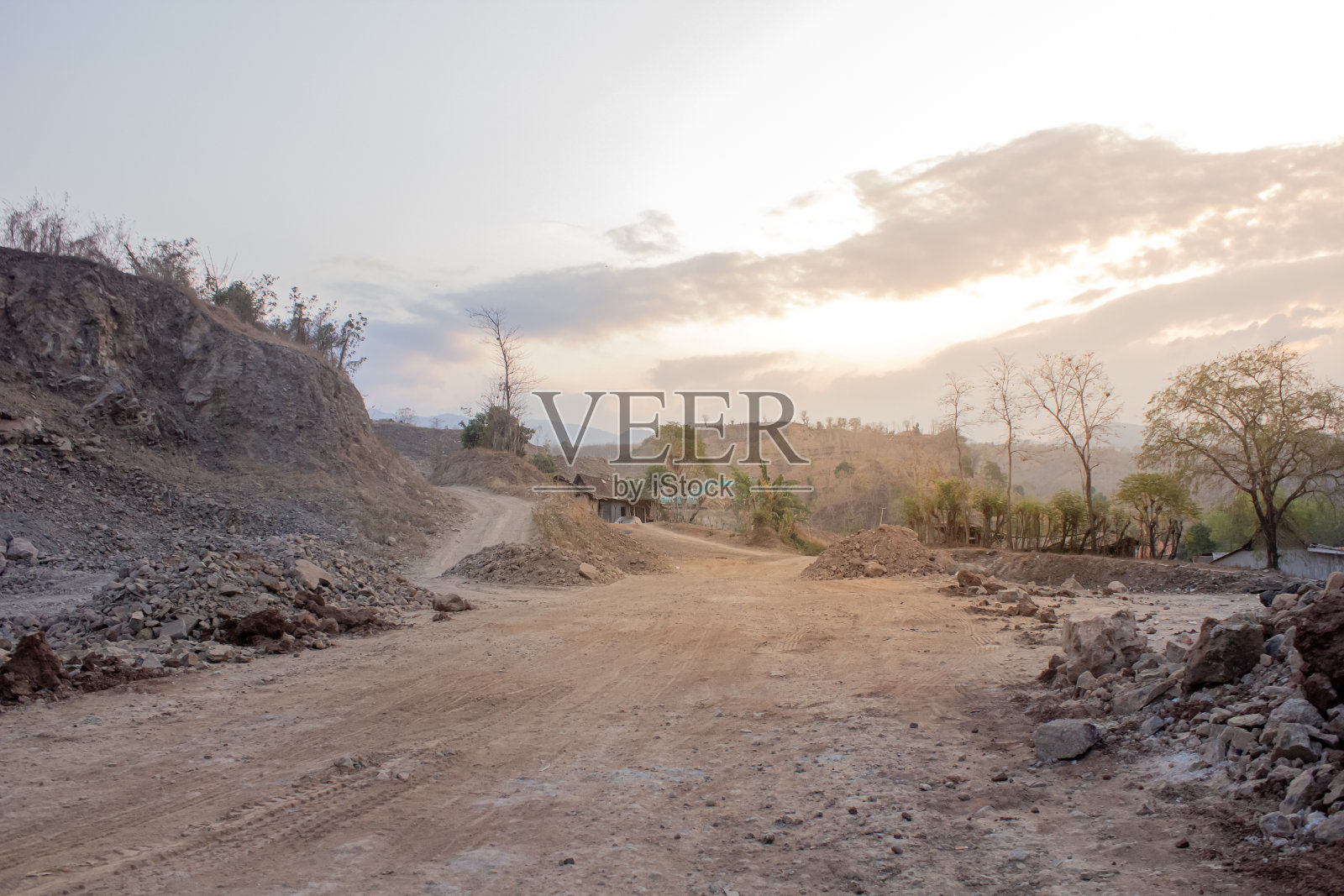 采矿道路很大，但没有沥青照片摄影图片