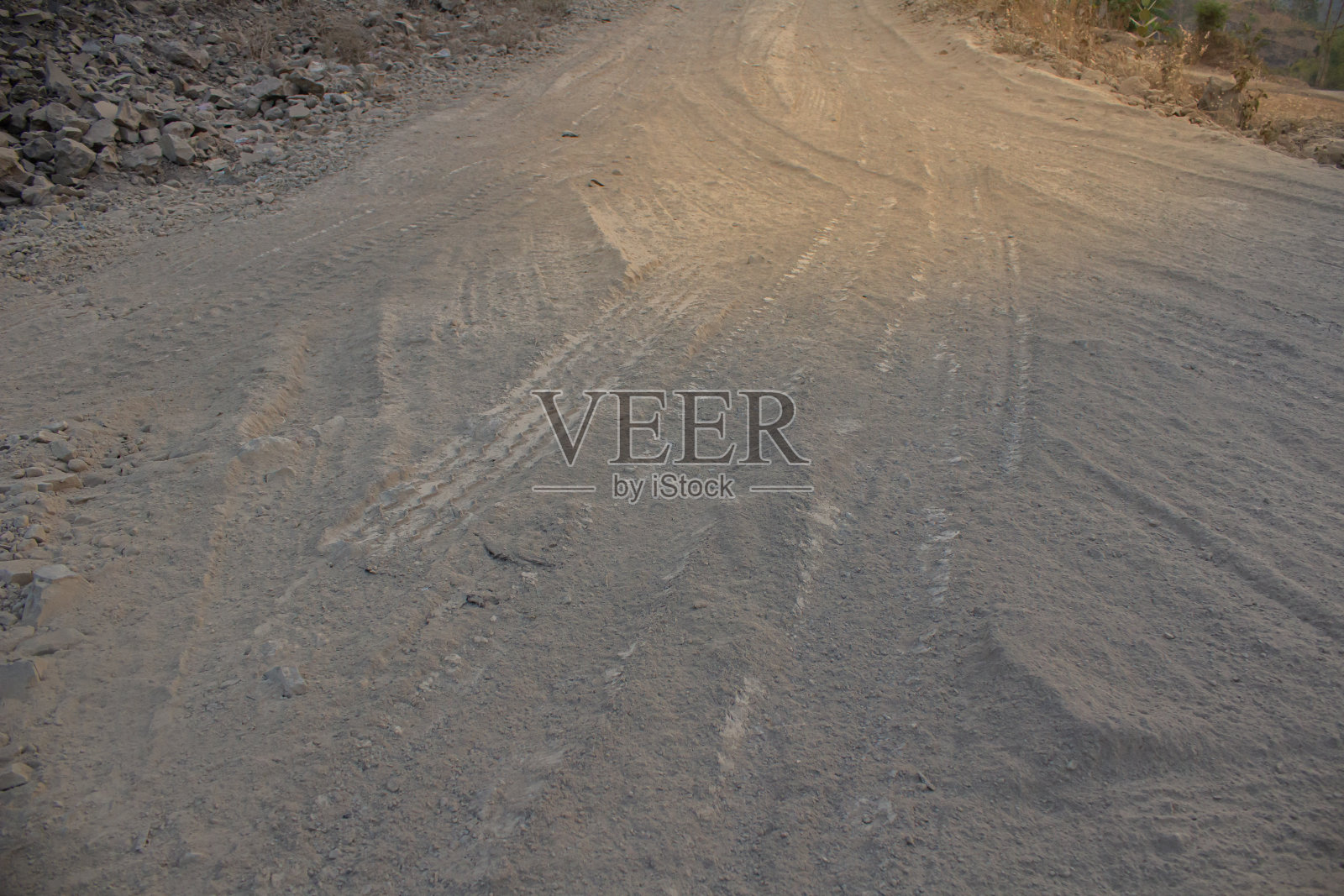 这条路尘土飞扬，经常有卡车驶过照片摄影图片