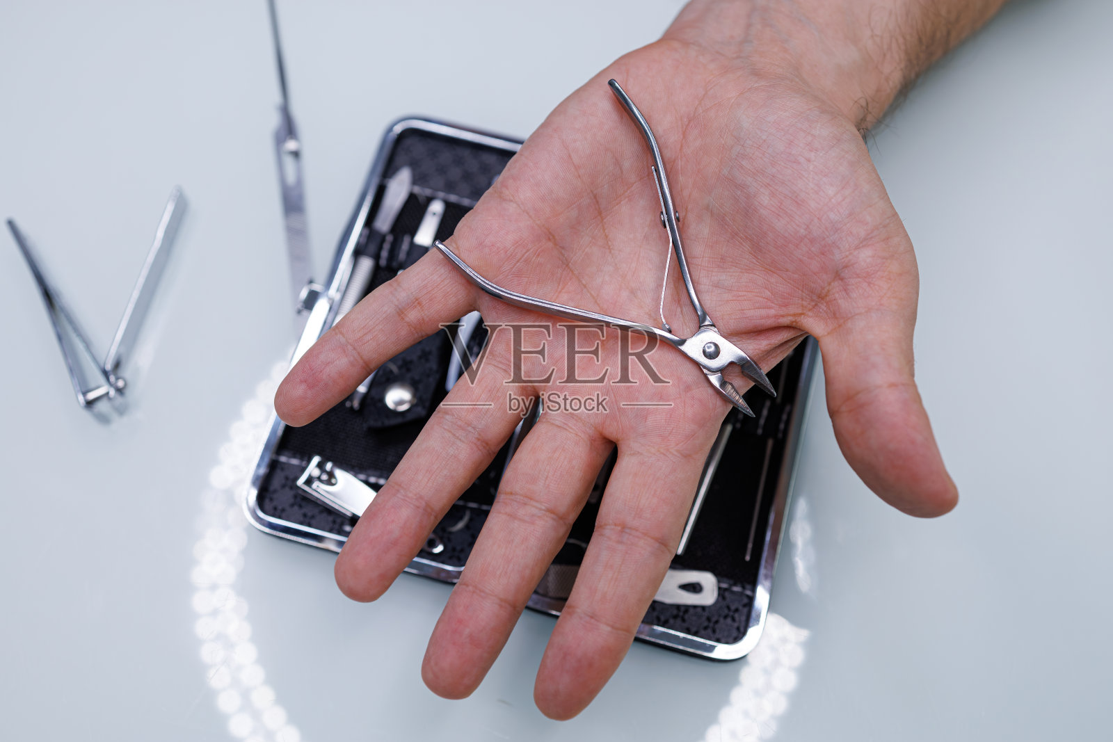 一个男人给自己修指甲照片摄影图片