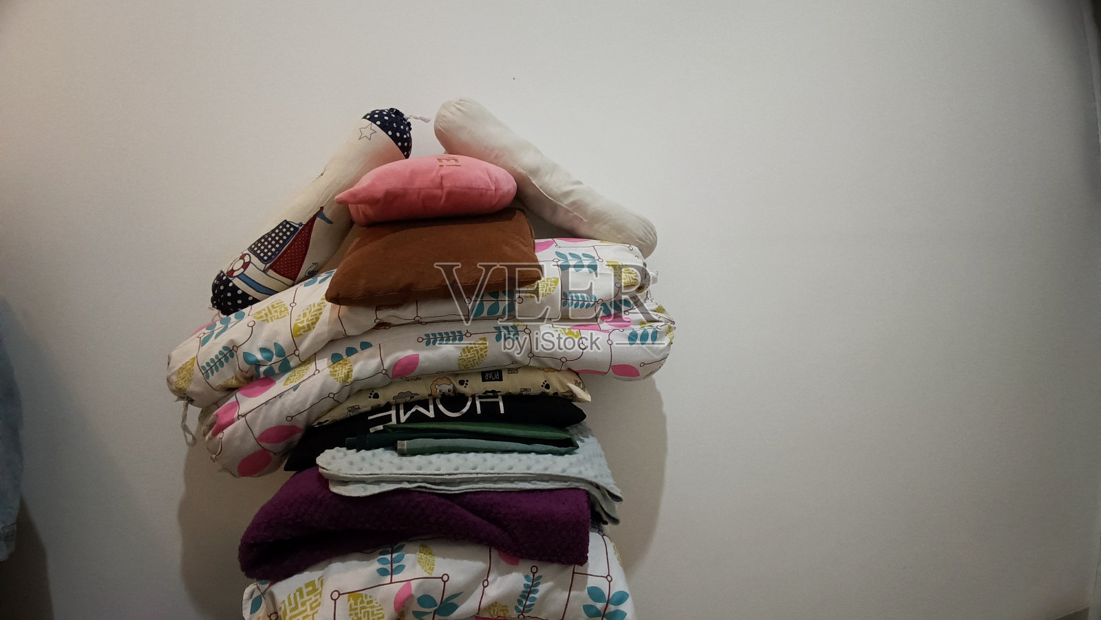 一堆枕头和抱枕，准备睡觉照片摄影图片