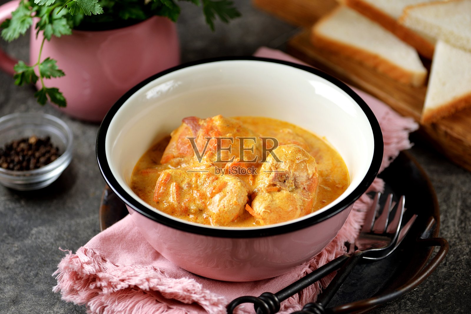 奶油炖兔背配洋葱和胡萝卜照片摄影图片