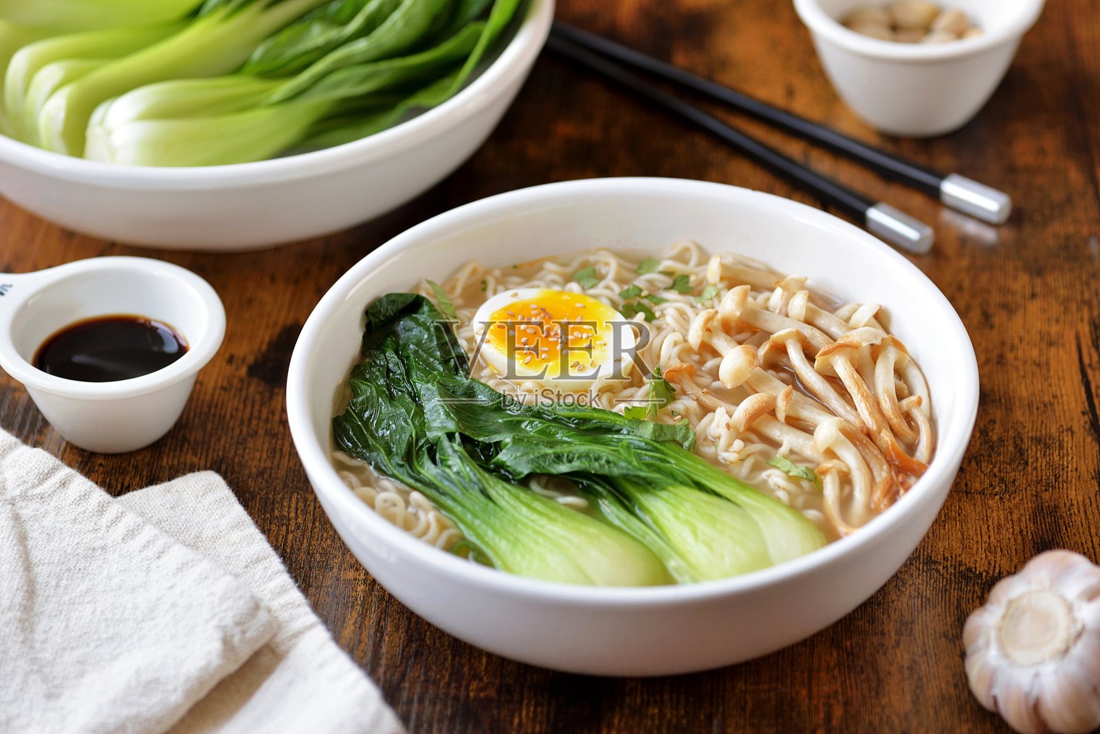 健康素食汤，有面条、蘑菇、鸡蛋和白菜。照片摄影图片