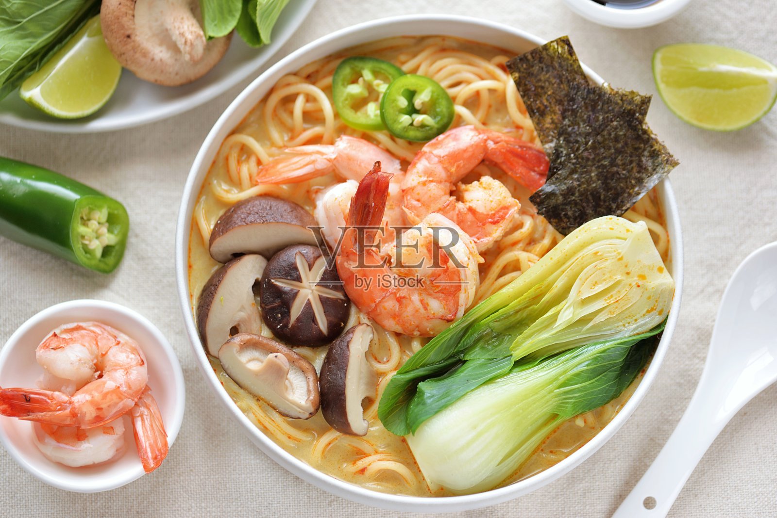 有面条、香菇、虾尾、小白菜、辣椒和海苔的亚洲汤照片摄影图片