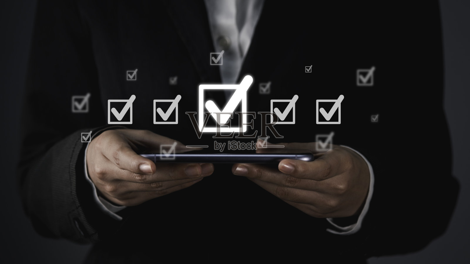 数字化工作清单或电子智能日常清单概念。对勾标记进行虚拟屏幕显示，用于个人办公文件管理系统和流程自动化。照片摄影图片