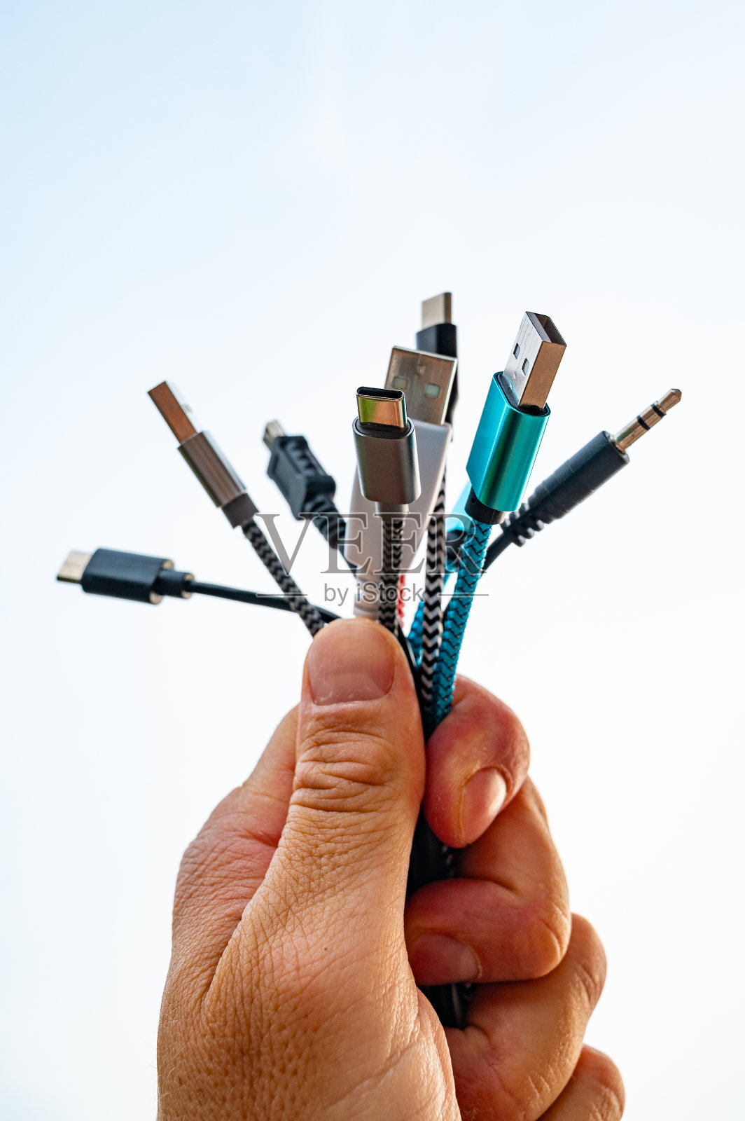 各种类型和颜色的USB和智能手机电缆和连接器。照片摄影图片