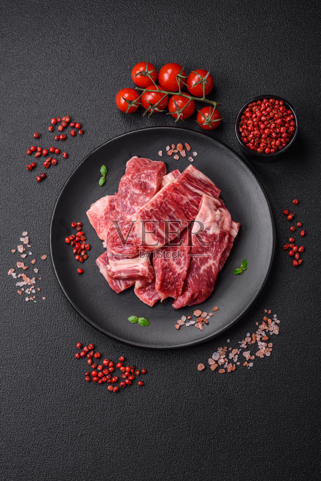 新鲜多汁的生牛肉片，加盐和香料照片摄影图片