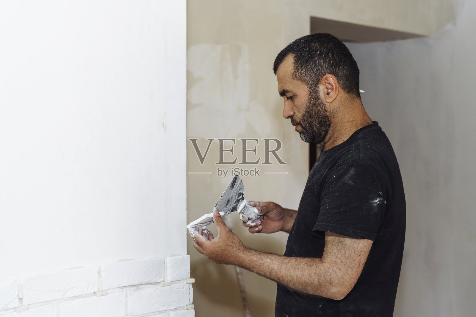 由专业砌砖工人用砖砌墙照片摄影图片