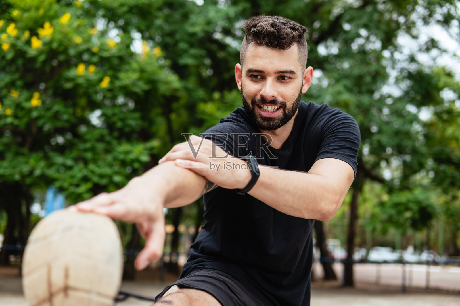 运动员伸展腿和触脚照片摄影图片