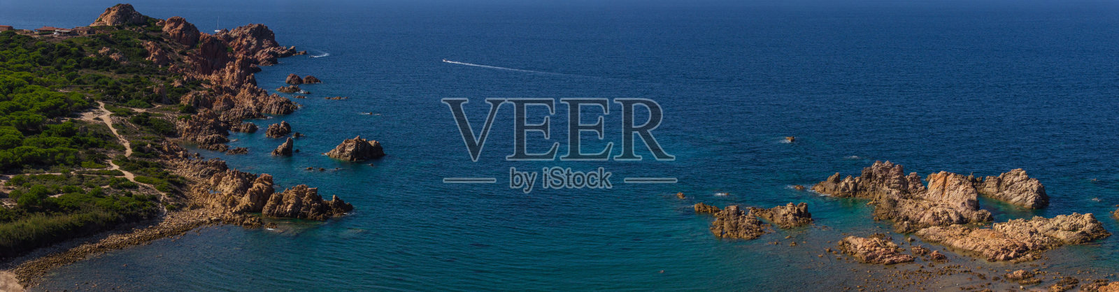 撒丁岛西北部迪卡拉的岩石和沙滩。无人机在晴天拍摄的照片。照片摄影图片