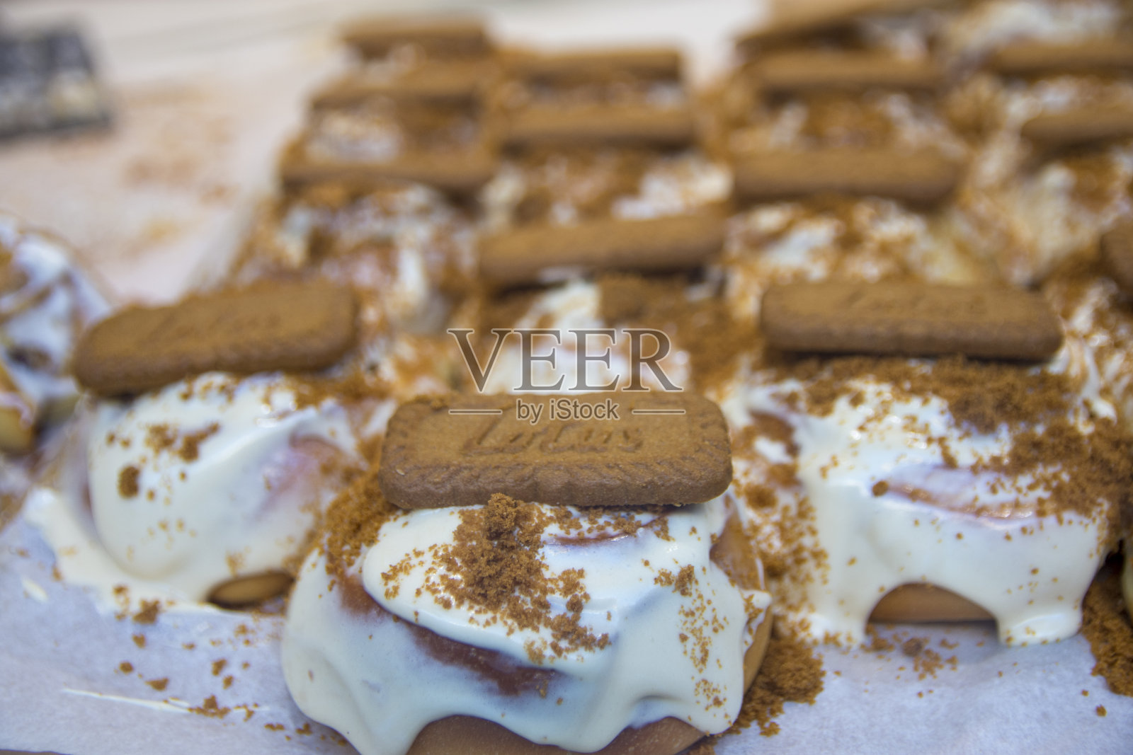 各种各样的甜点在糕点店展示照片摄影图片