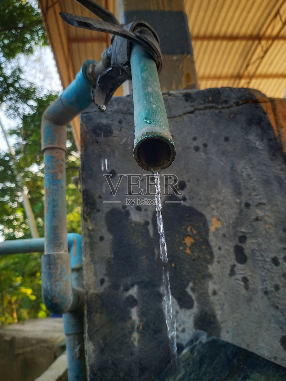 PVC水管损坏照片摄影图片