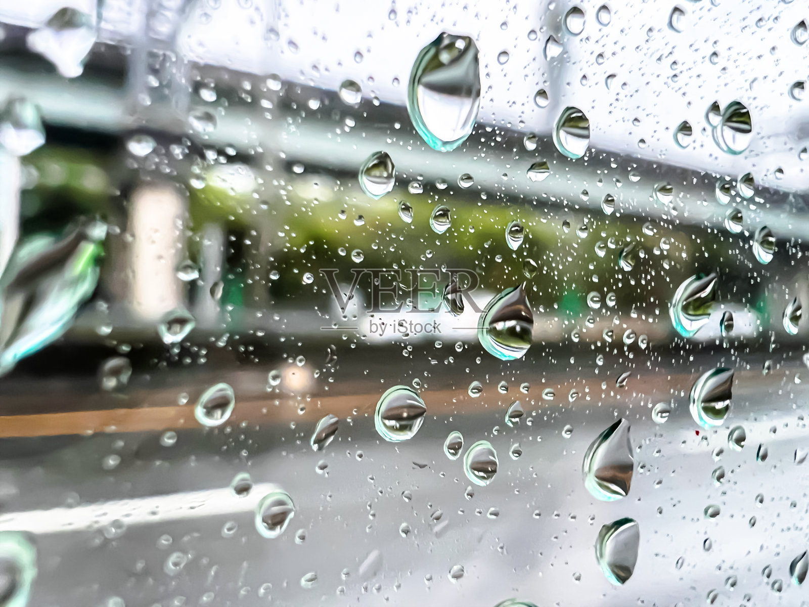 雨滴落在车窗上照片摄影图片