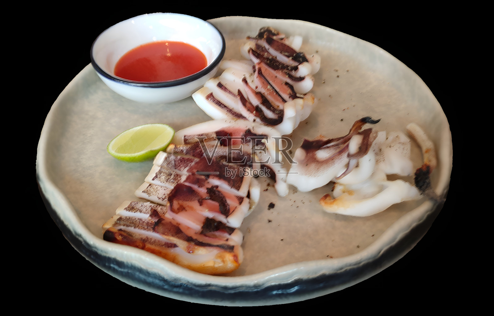 泰国菜:烤鱿鱼配酱油。照片摄影图片