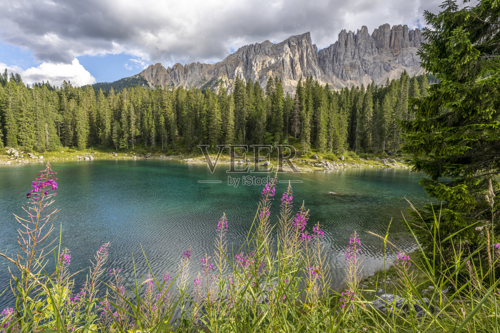 意大利，晴朗的一天，卡雷扎湖。照片摄影图片