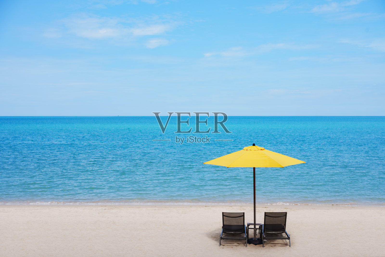 美丽的沙滩，海边沙滩上的椅子，暑假度假旅游的概念。照片摄影图片