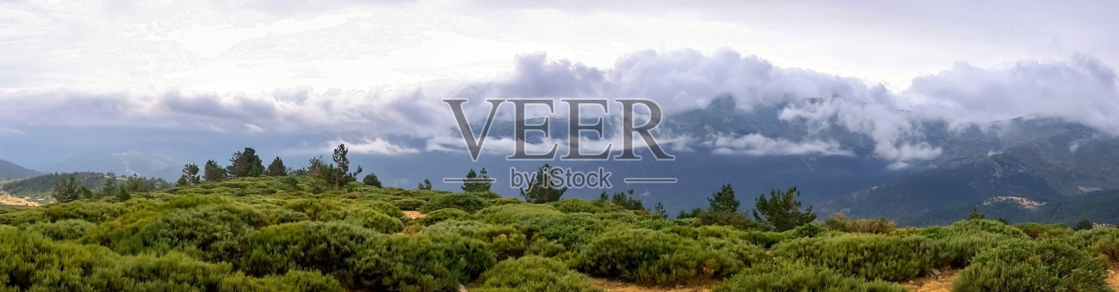 瓜达拉玛山脉的全景图像，从山顶的云。照片摄影图片