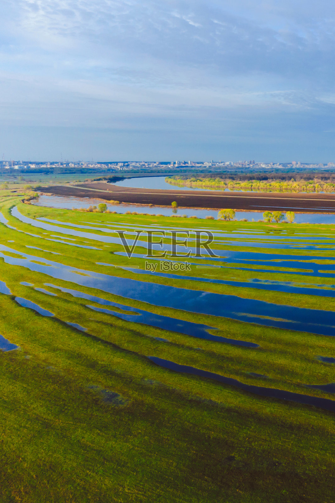 鸟瞰田野河景照片摄影图片