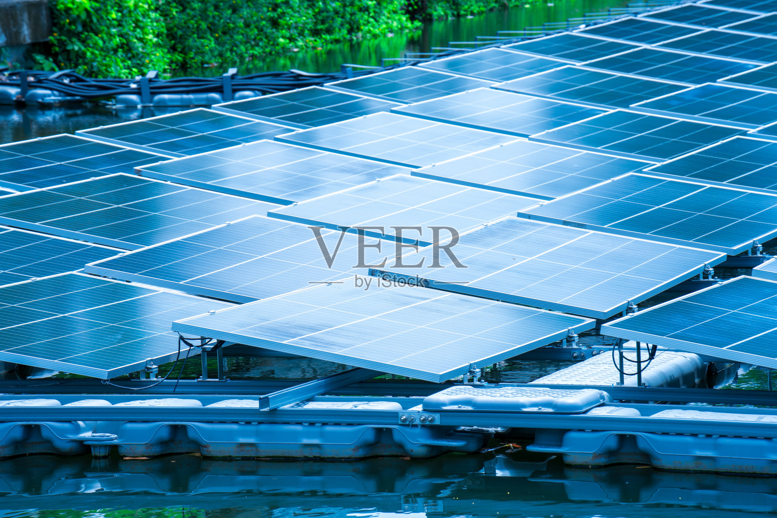 漂浮在湖面上的太阳能电池板的侧视图，用于从阳光中发电，选择性聚焦，软聚焦。照片摄影图片