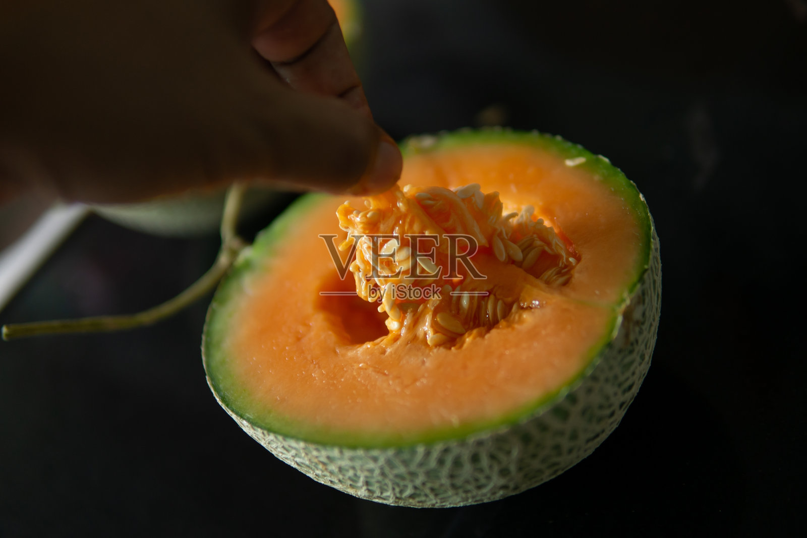 近距离手持瓜果照片摄影图片