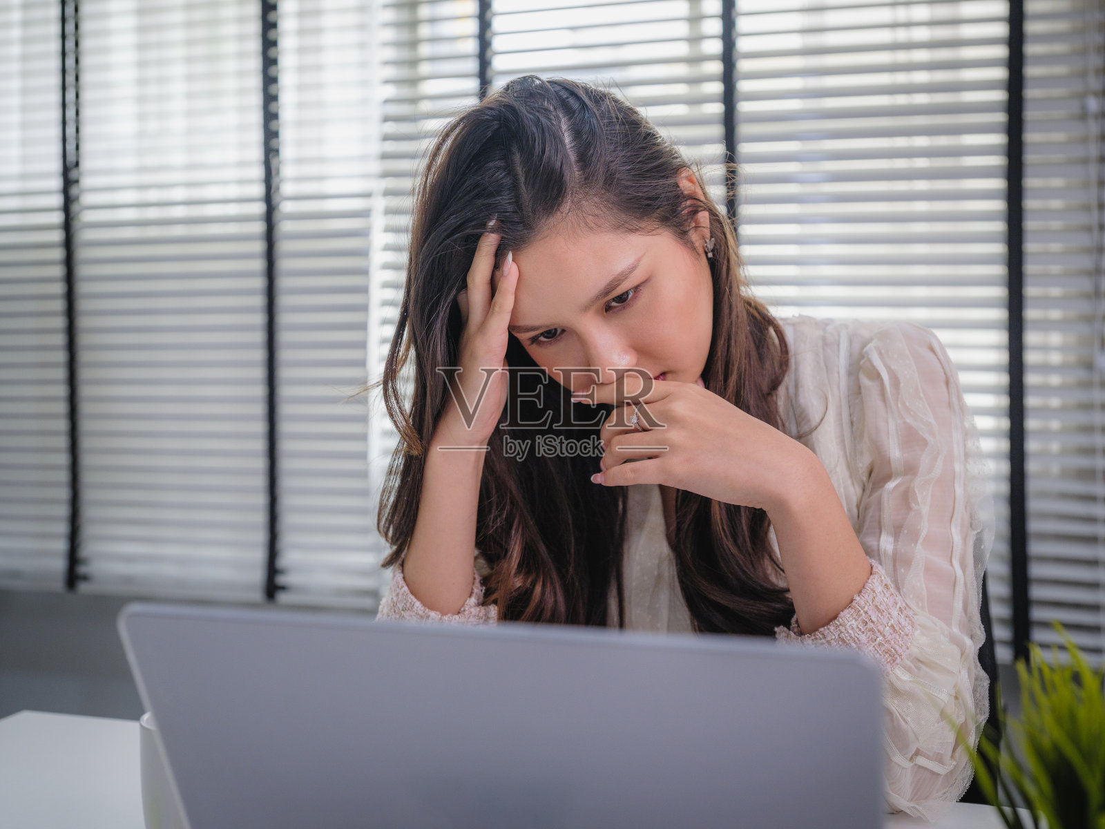 心烦意乱的亚洲女商人的肖像，从她的工作中感到紧张或疲惫照片摄影图片