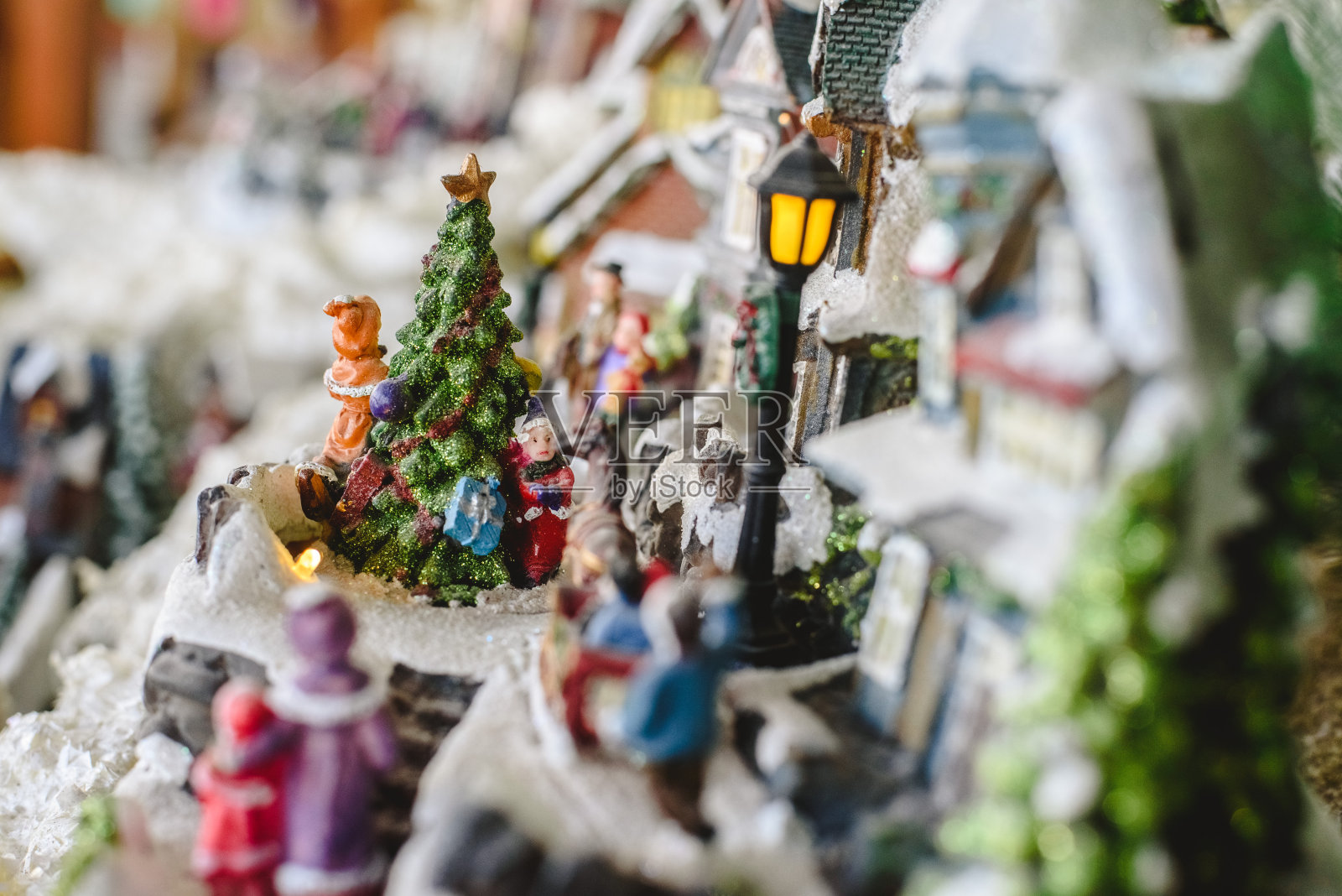 北欧圣诞诞生场景的小雕像照片摄影图片
