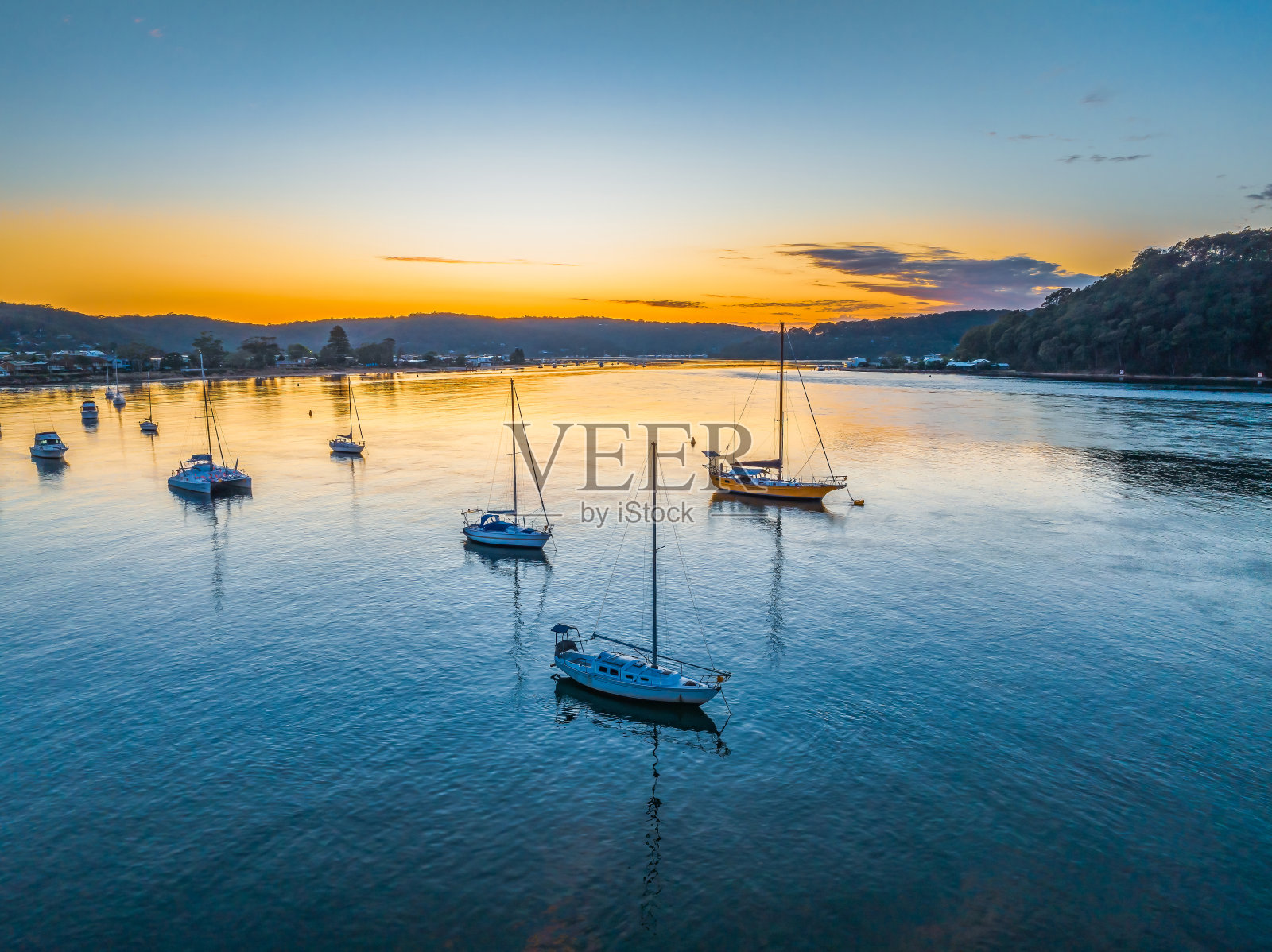 有船的海峡和海湾的日出景色照片摄影图片