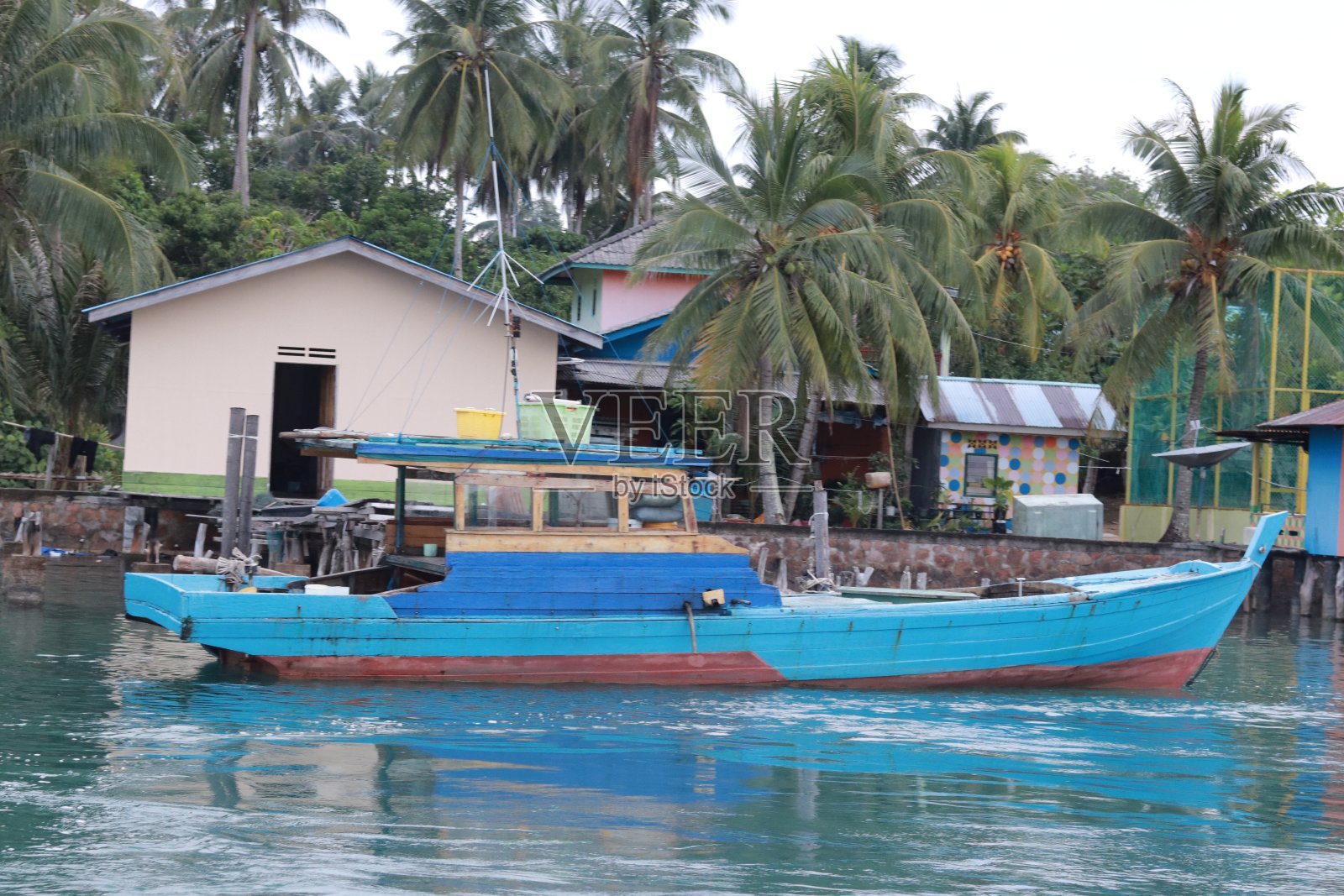 渔民出海捕鱼的传统木船照片摄影图片
