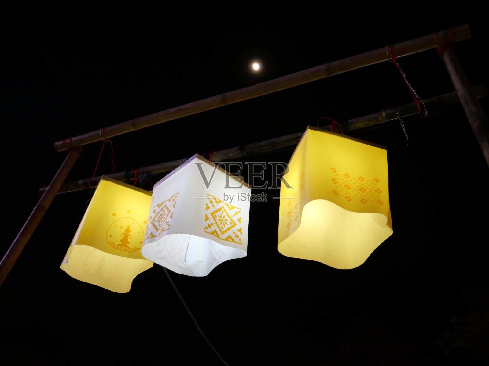 泰国的灯笼和月亮装饰照片摄影图片