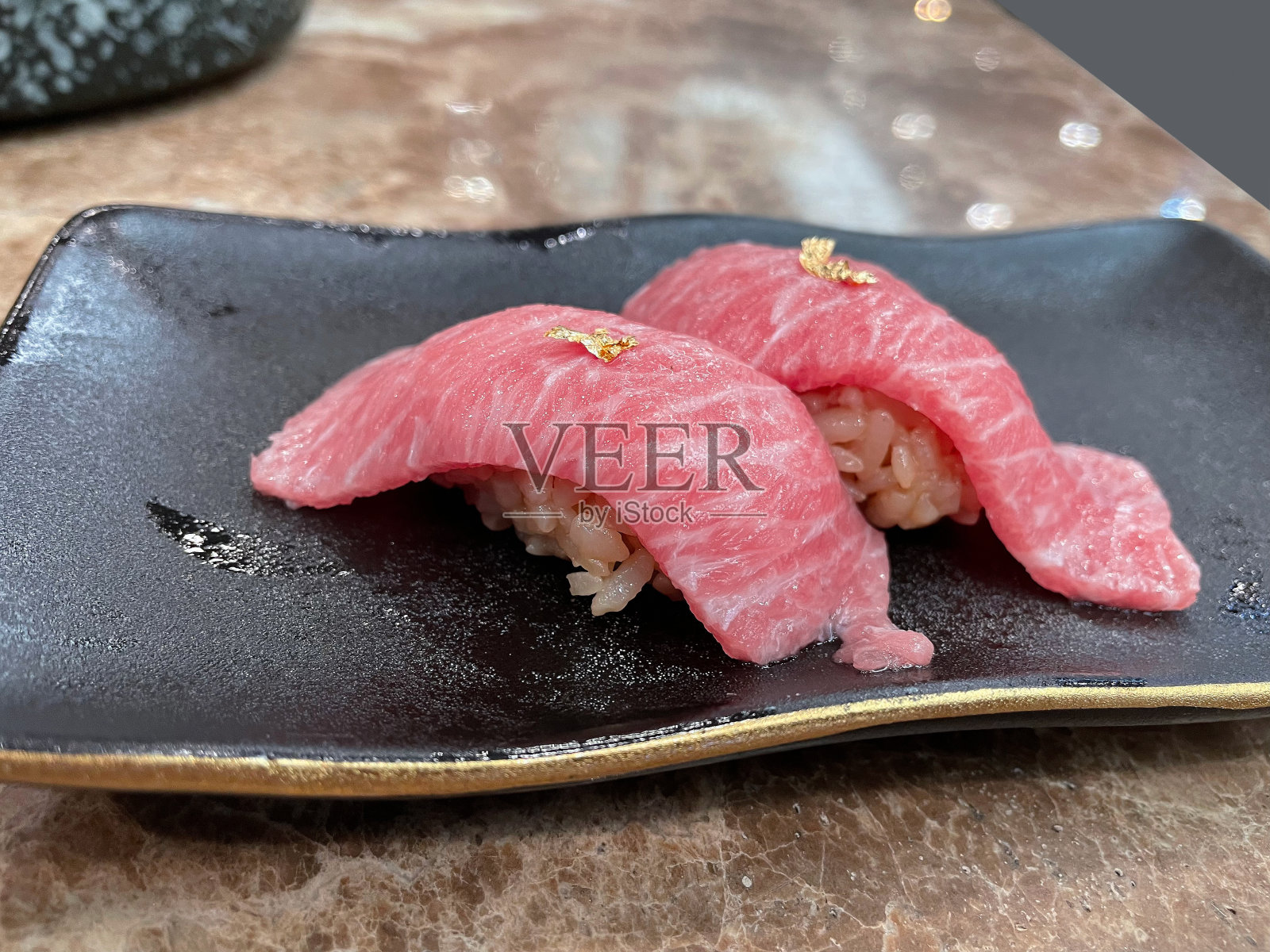 金枪鱼(Otoro)日式生鱼片套餐。照片摄影图片