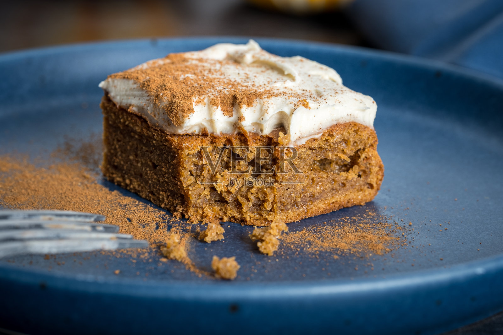 无糖，无麸质健康南瓜蛋糕与腰果奶油奶酪霜照片摄影图片