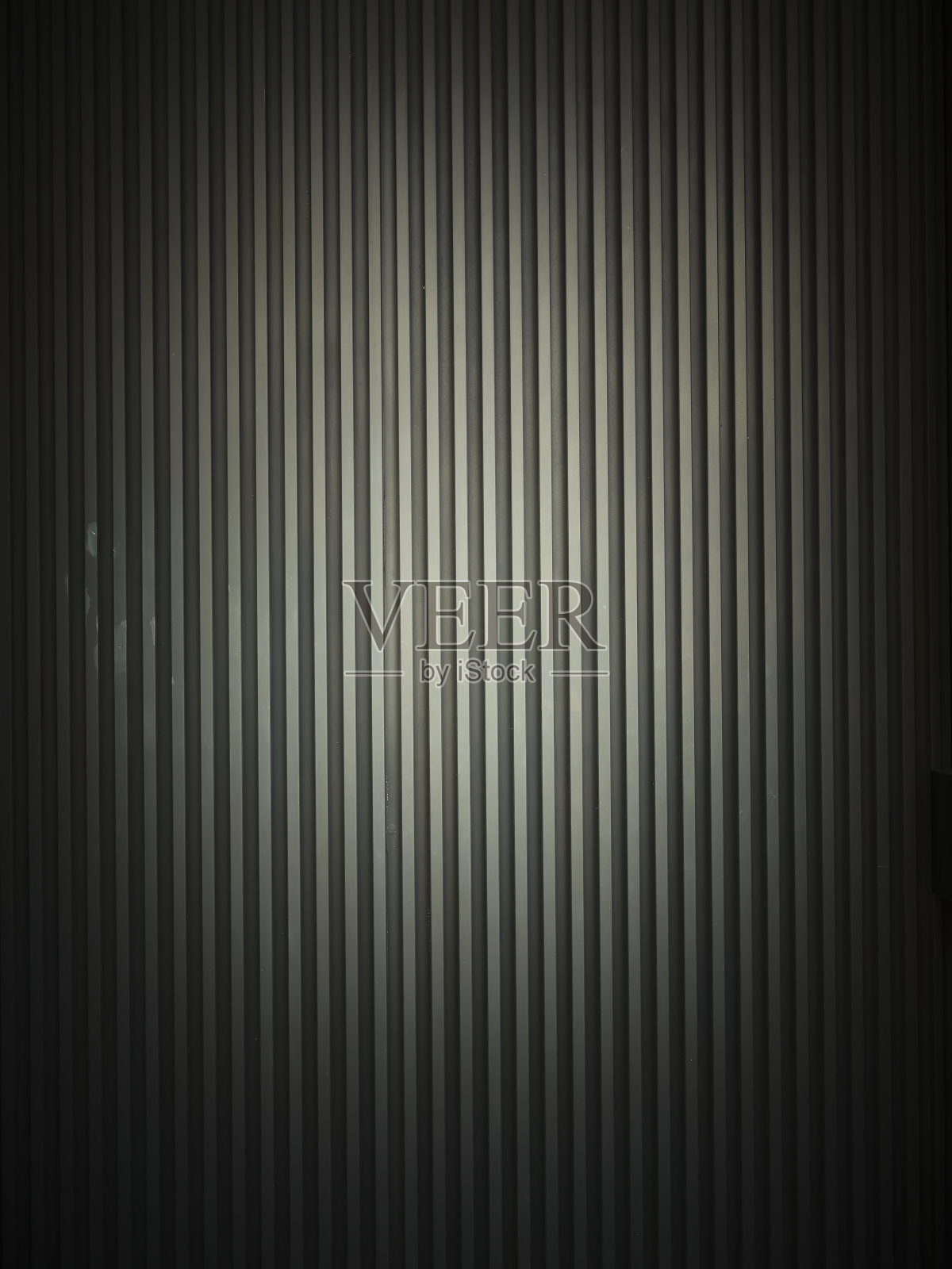 黑色拉丝抛光金属板，光泽金属梯度。照片摄影图片