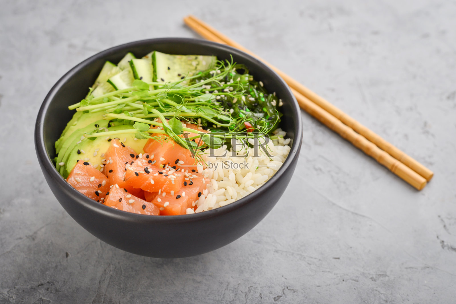 夏威夷鲑鱼泡碗配海藻照片摄影图片