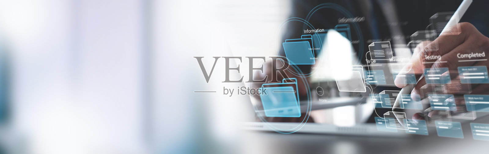 文件管理系统(DMS)正在由IT顾问在办公室的笔记本电脑上工作。用于存档、搜索和管理公司计算机文件和信息、文档的软件照片摄影图片