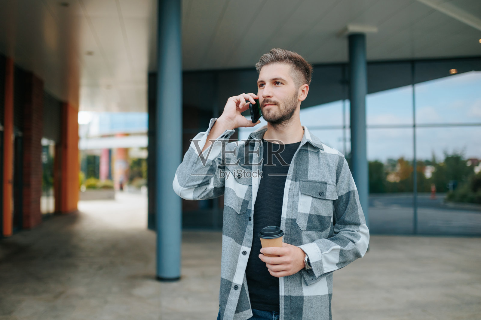 都市环境下的时尚帅哥电话交谈照片摄影图片