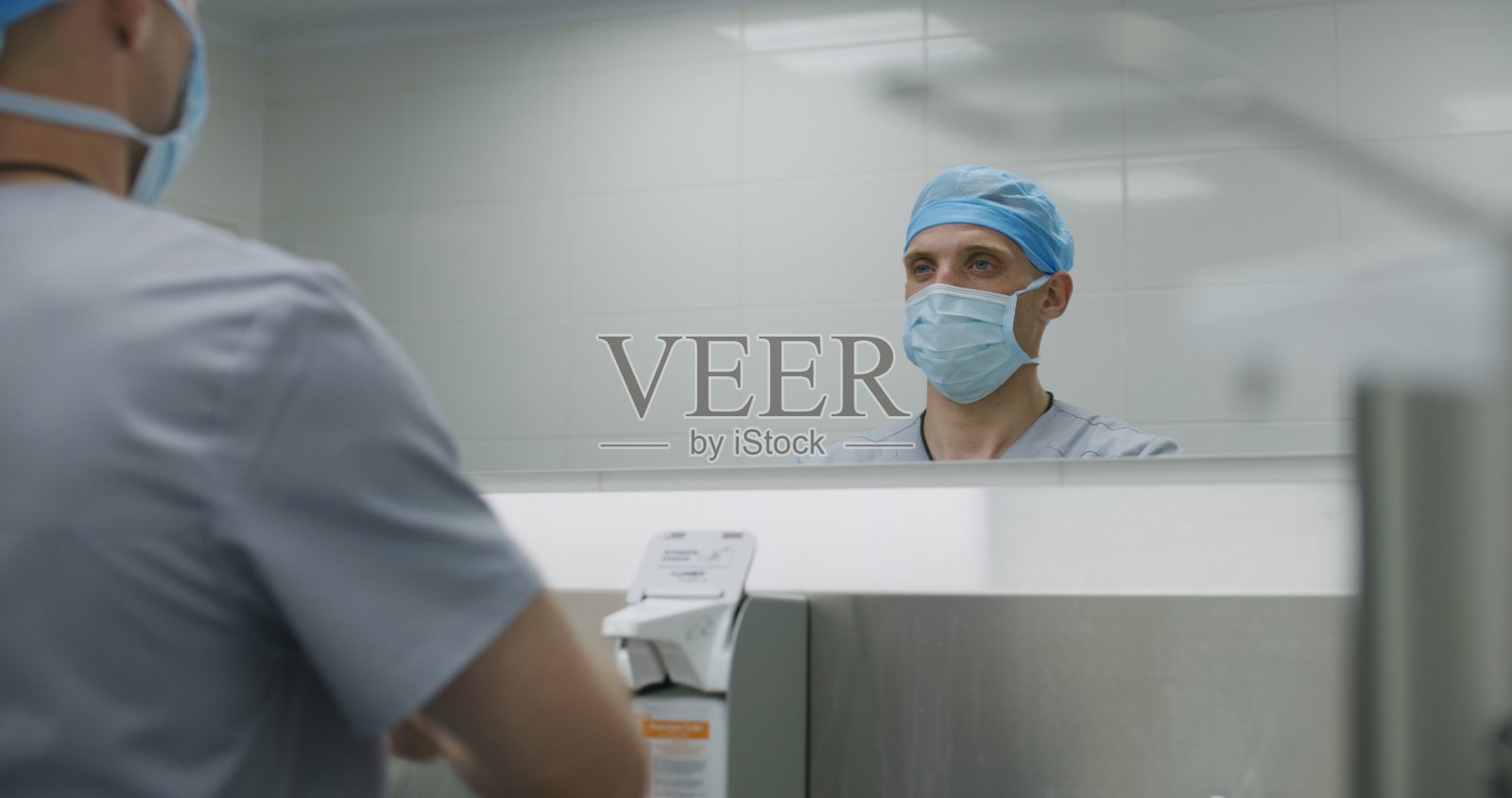 男医生在手术前清洁双手照片摄影图片