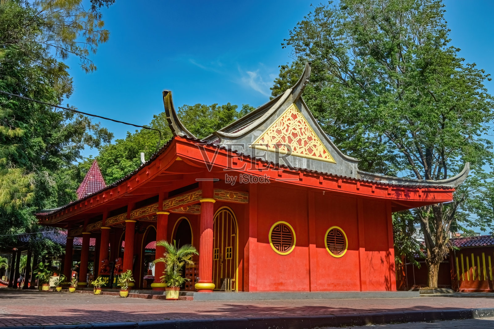 三宝垄市三浦空寺建筑的侧视图照片摄影图片