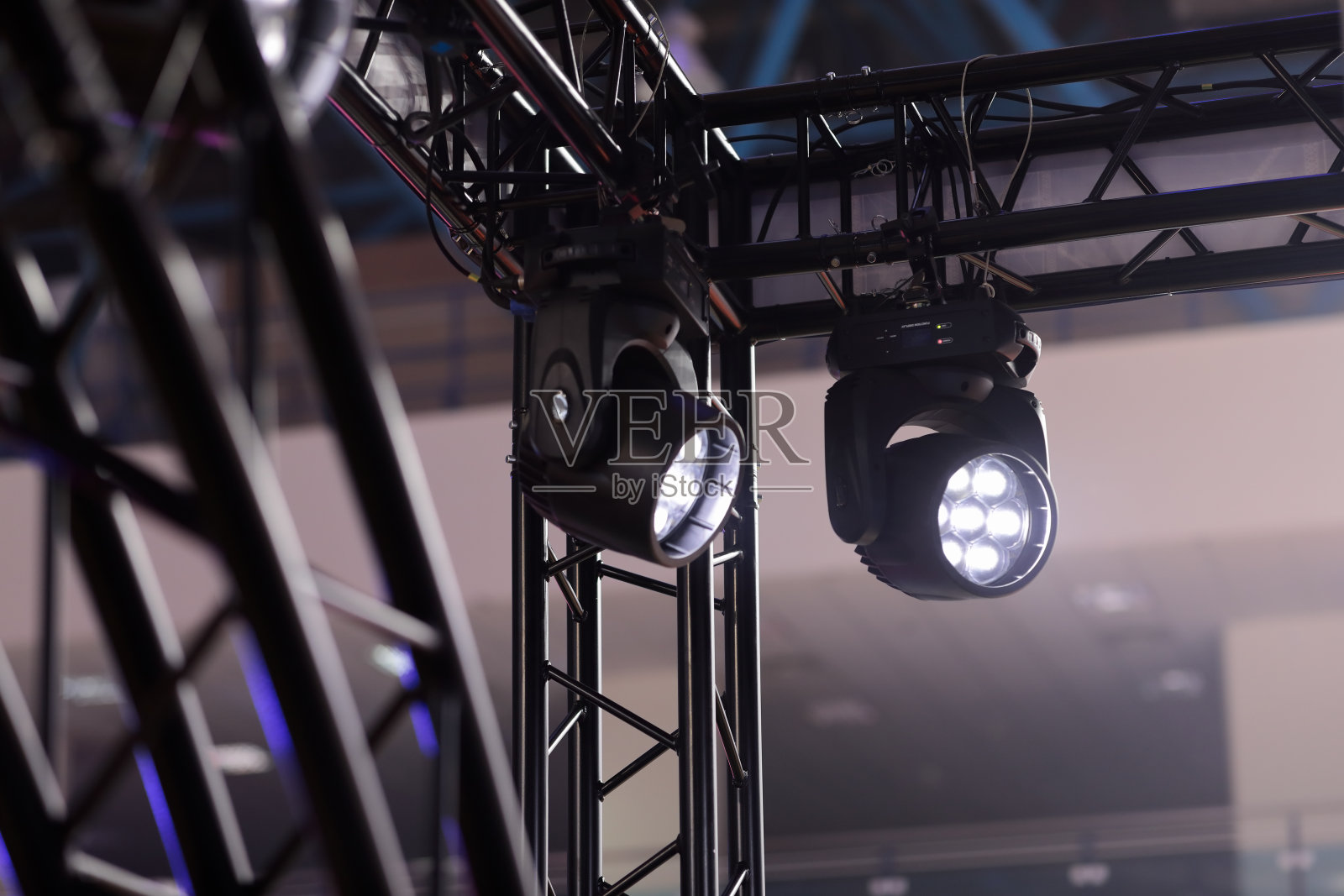 黑色金属舞台桁架与照明灯具照片摄影图片