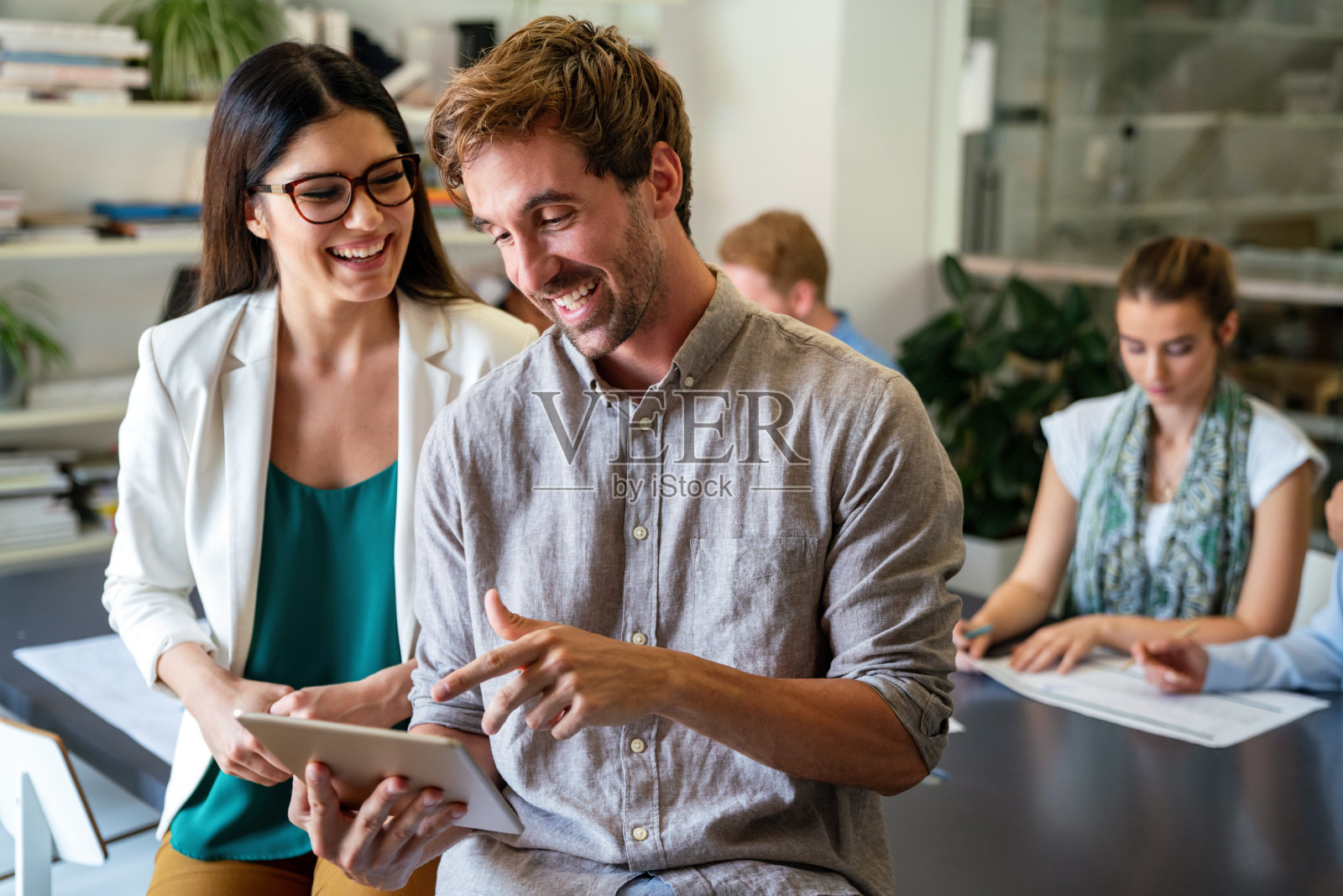 一群快乐的多民族商务人士在工作场所聊天照片摄影图片