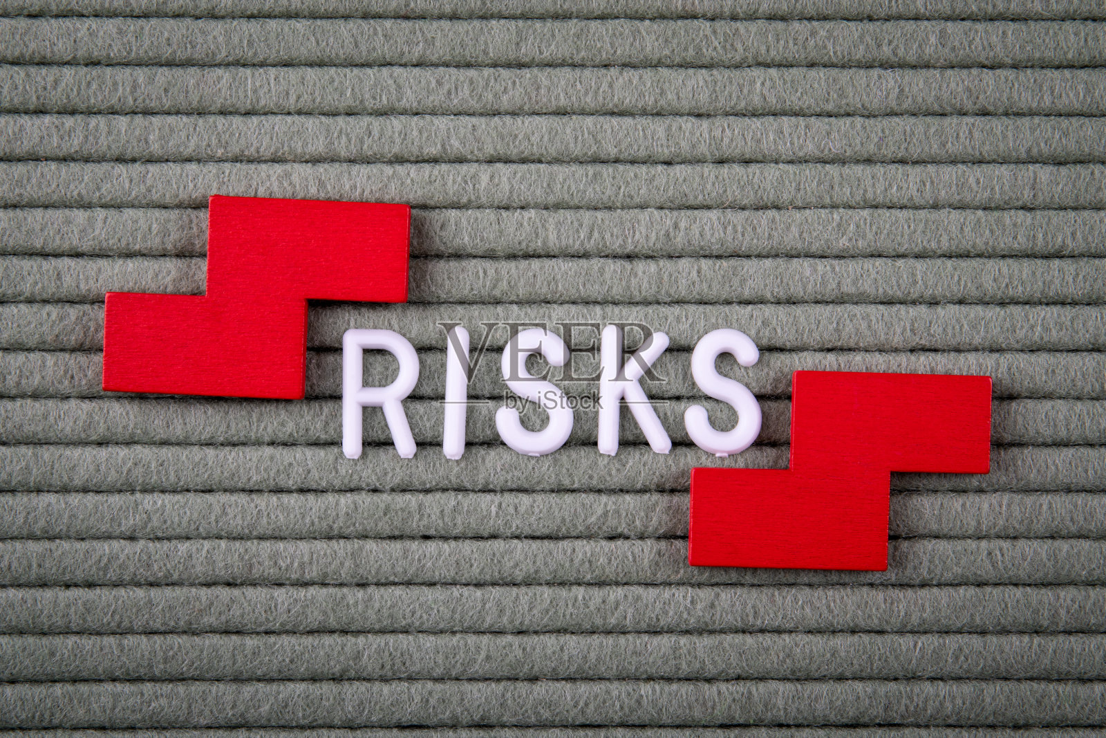 风险的概念。绿色背景上的白色字母照片摄影图片