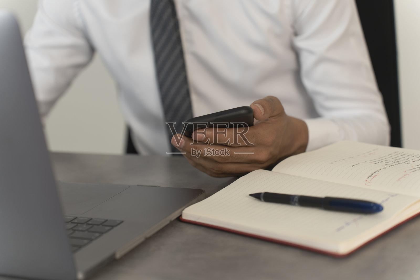 年轻商人居家办公照片摄影图片