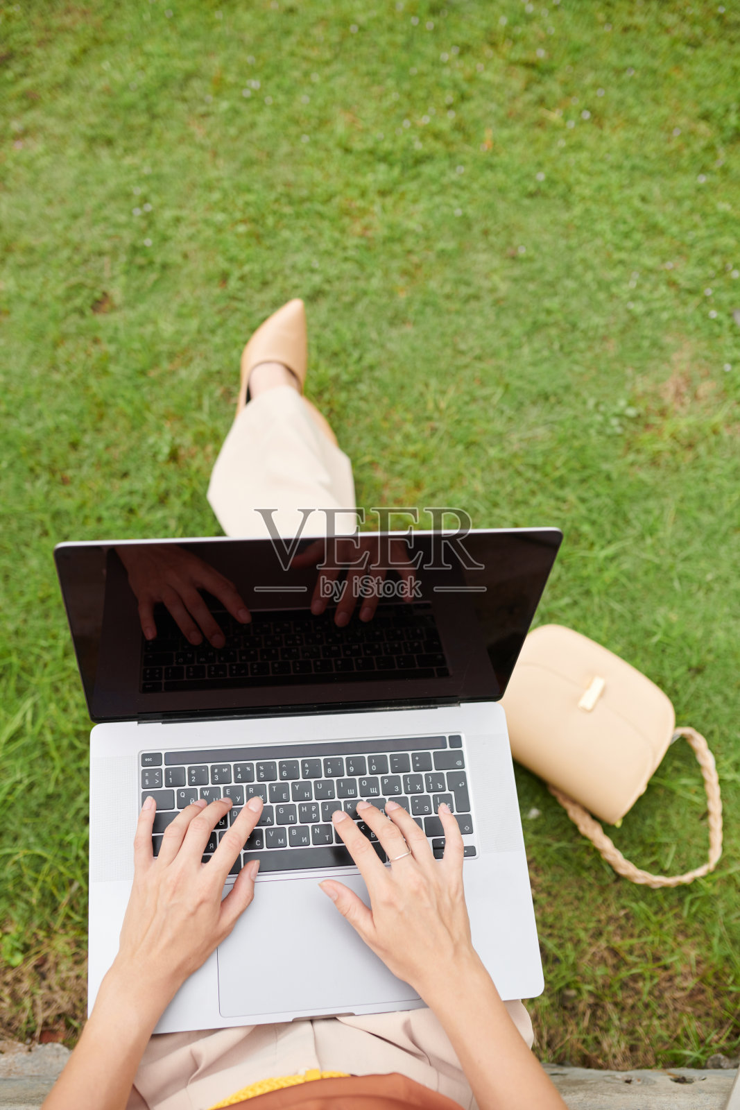 使用笔记本电脑的企业家照片摄影图片