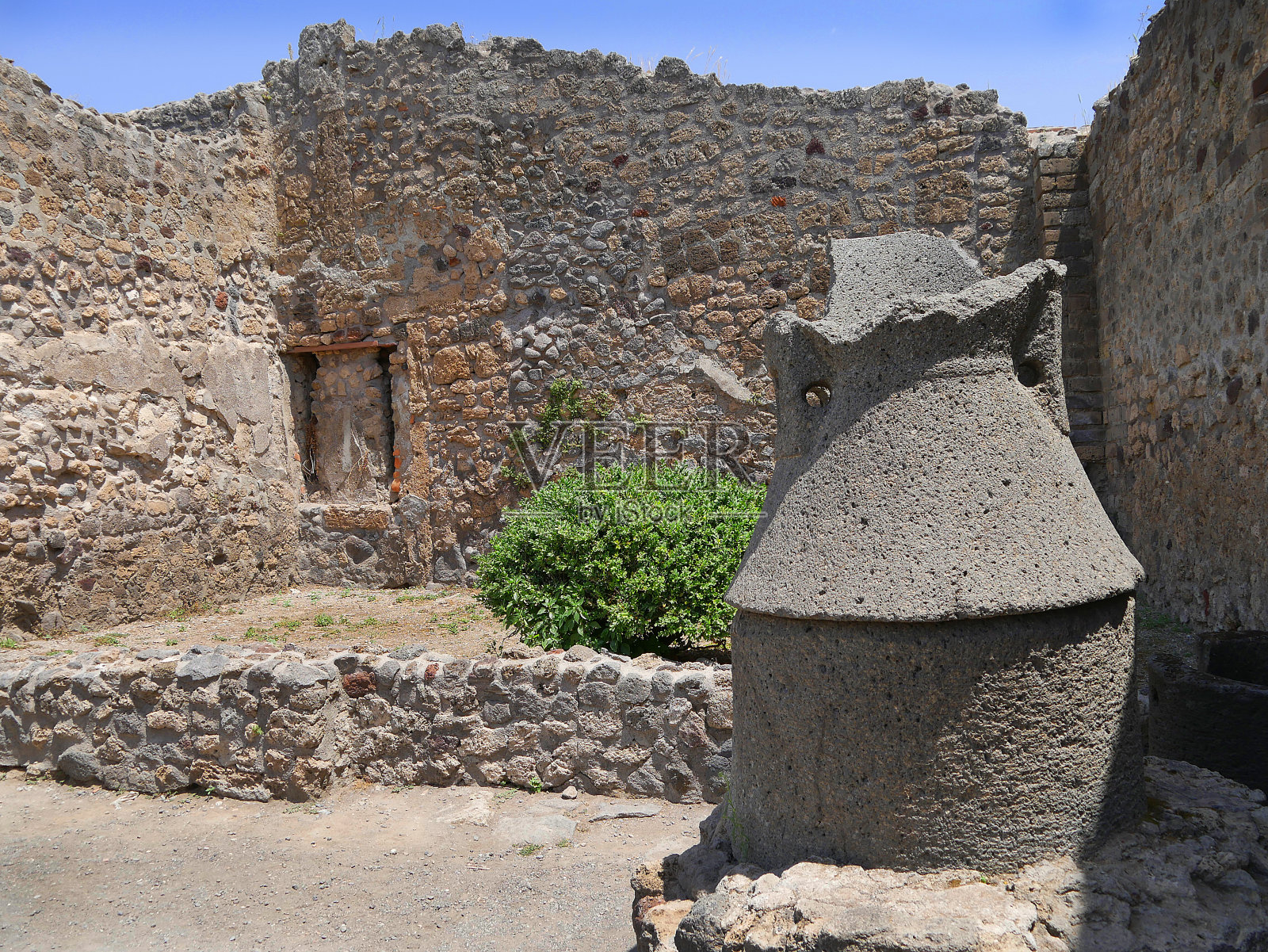 意大利庞贝一家面包店废墟中的面包炉照片摄影图片