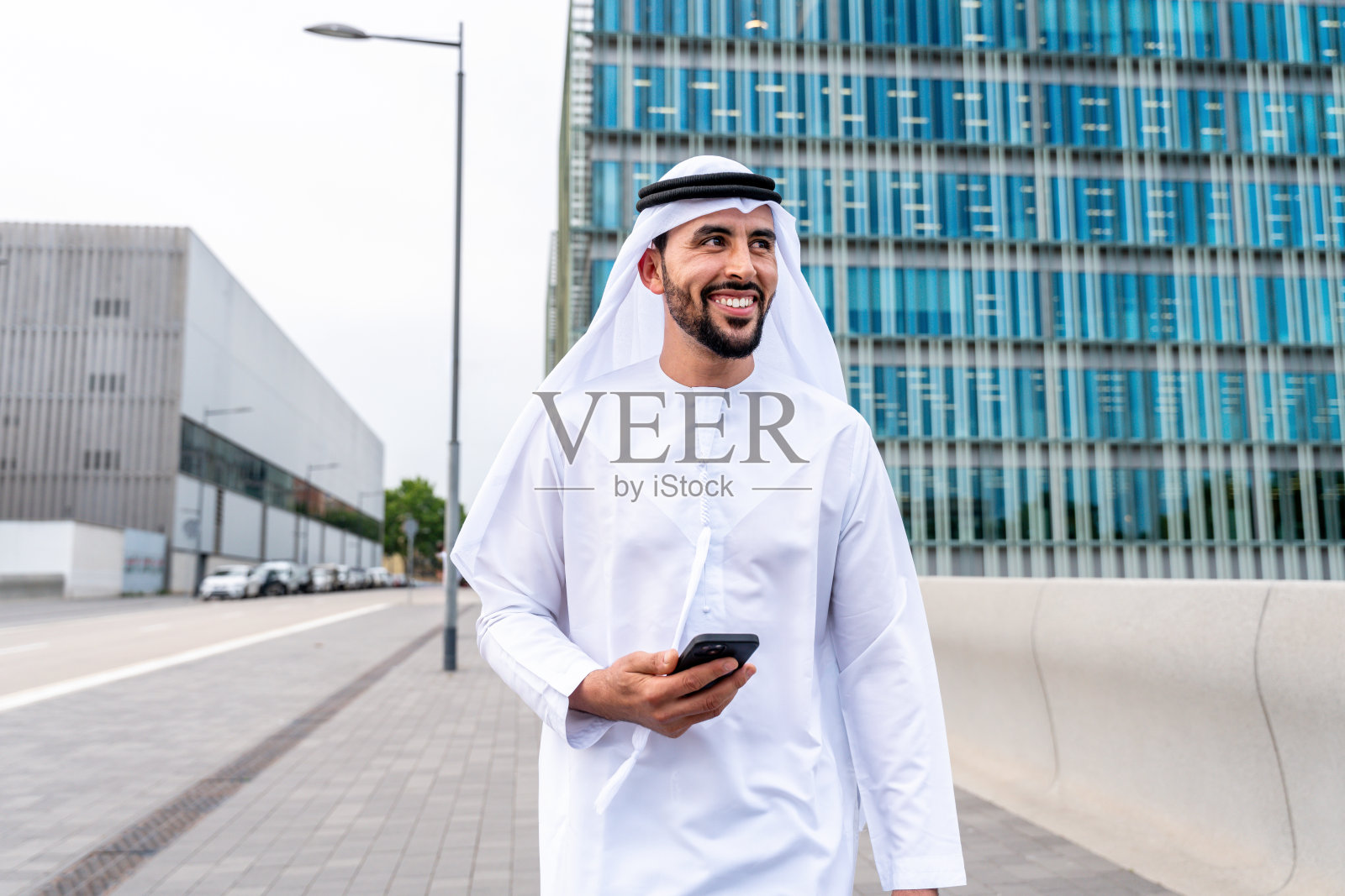 穿着阿联酋传统服饰的阿拉伯中东男子在城市里照片摄影图片
