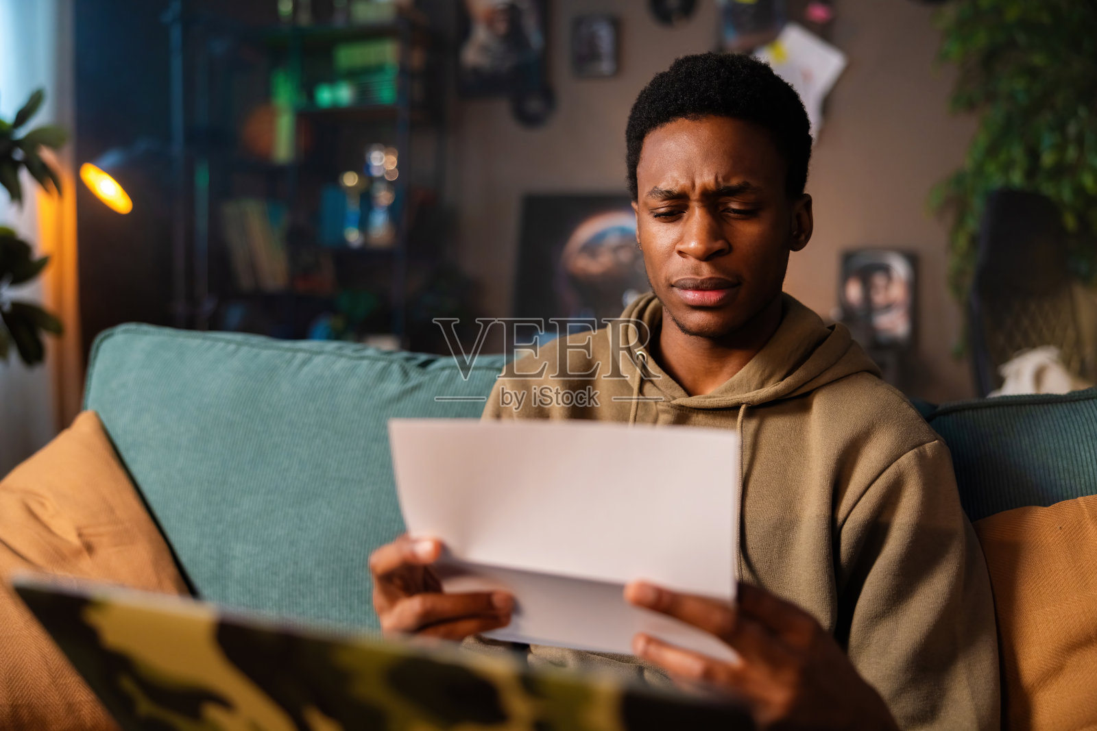 非裔美国男性作家，在灵感迸发的时候在纸上草草写笔记，在笔记本电脑上打字照片摄影图片