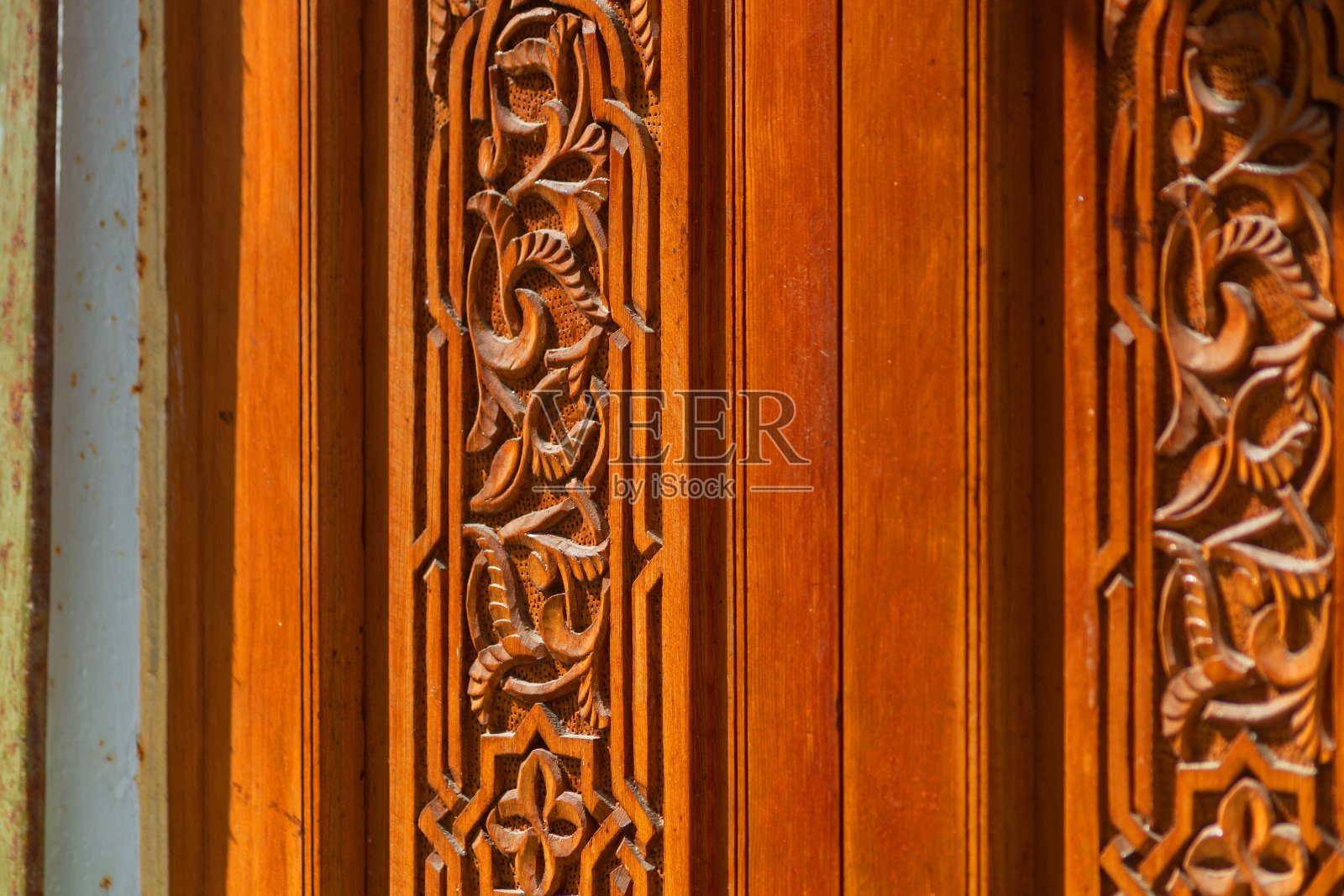 古老的大木门上直接雕刻着各种象征性的标志。世界各地不同文化的入口大堂内外装饰实例照片摄影图片