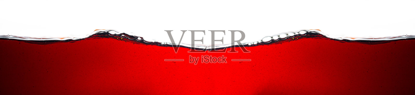 可乐纹理孤立的白色背景，侧面视图背景清新的可乐味苏打水与气泡和冰，孤立的白色。照片摄影图片