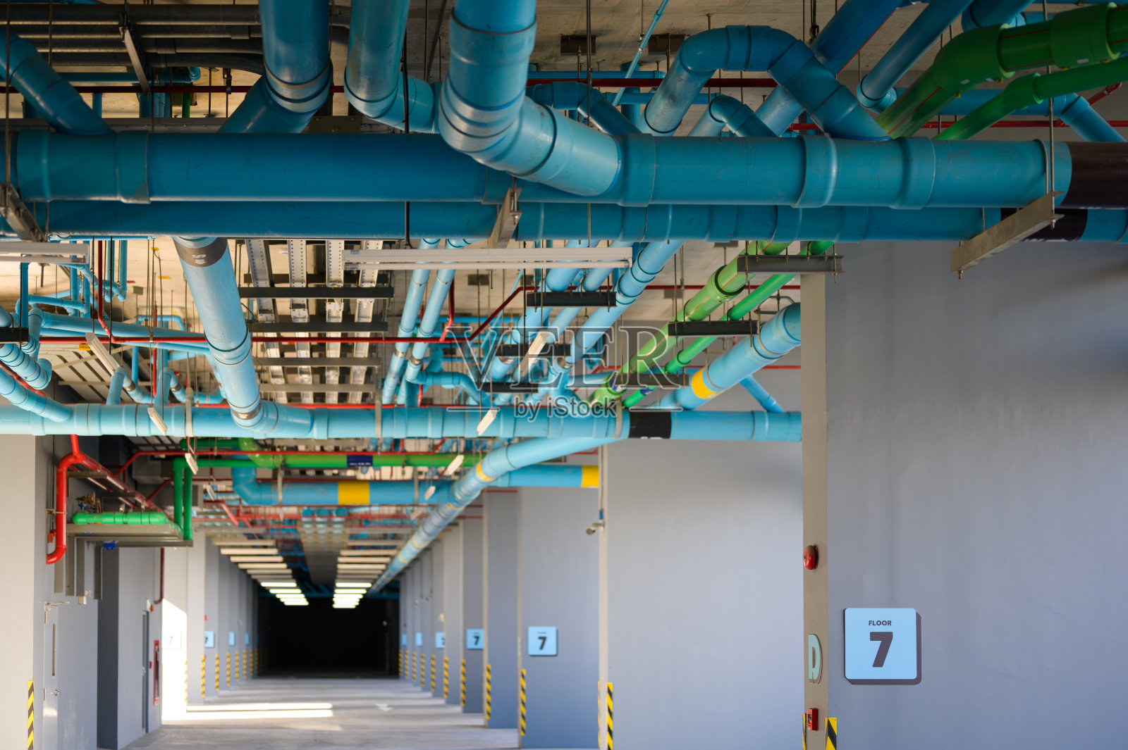 大型建筑泵站、发电机、工业室内管线照片摄影图片