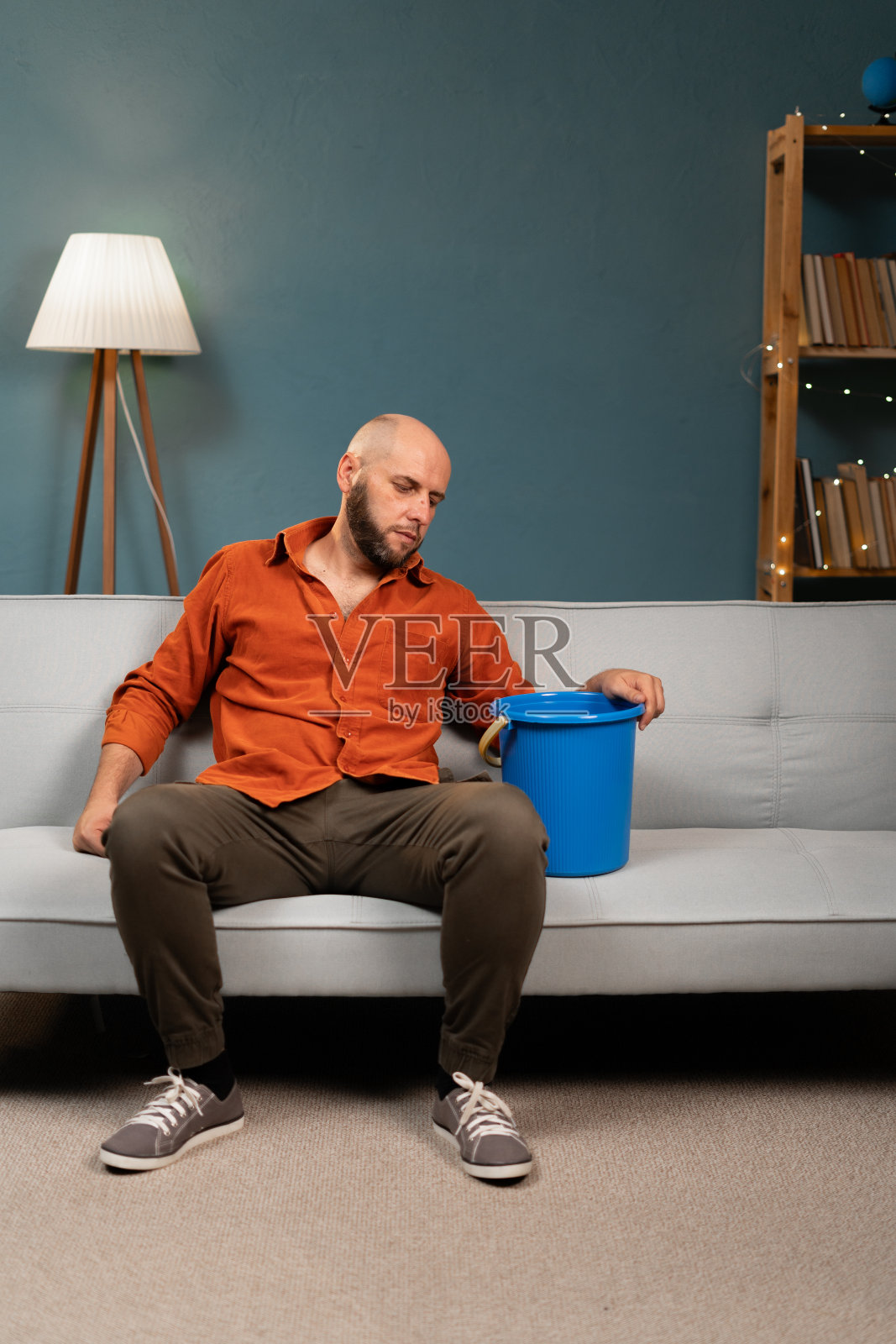 大胡子男子在家中胃病呕吐。照片摄影图片