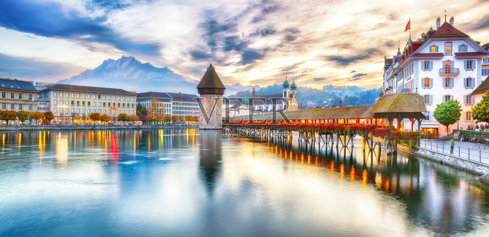 卢塞恩令人惊叹的历史城市中心，著名的建筑和古老的木制教堂桥(Kapellbrucke)照片摄影图片